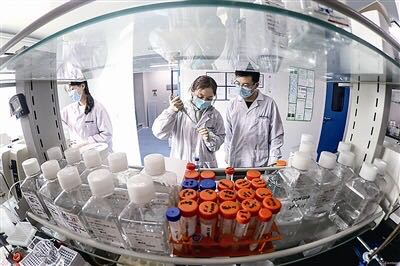 青岛高科技助力“战疫” 检测试剂盒与机器人结合计算机软件的创新应用